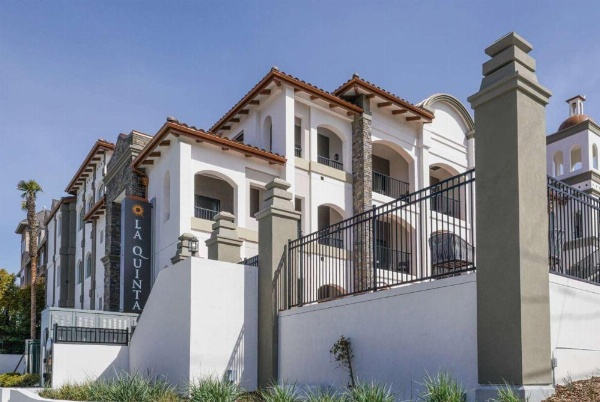 La Quinta Inn & Suites by Wyndham Santa Cruz image 17