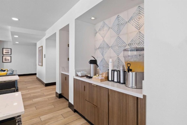 La Quinta Inn & Suites by Wyndham Santa Cruz image 23