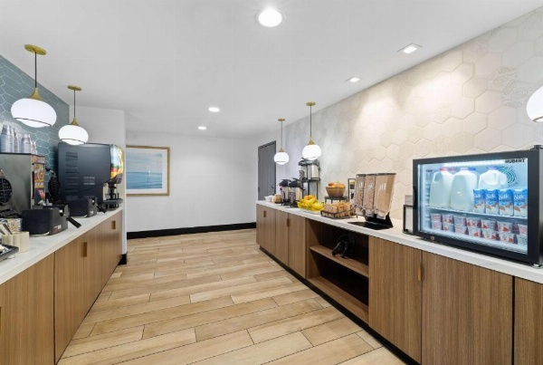 La Quinta Inn & Suites by Wyndham Santa Cruz image 26